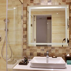 Deluxe  Queen Room Mobility accessible